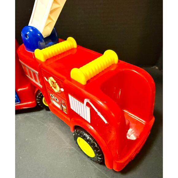 Kiddieland - Light N Sound Fire Engine - Red vehicle truck Dalmatian - Picture 4 of 5